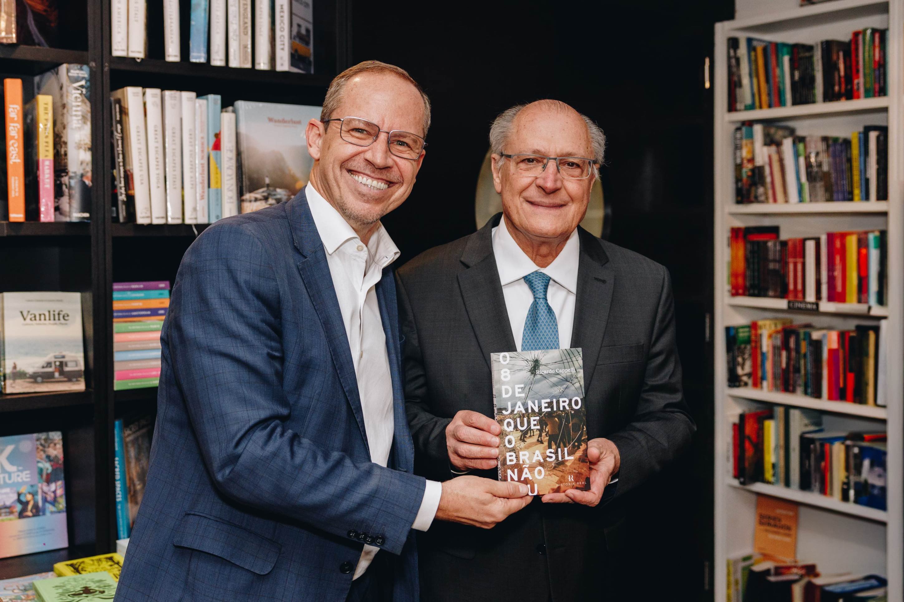 Autoridades prestigiam lançamento de livro de Ricardo Cappelli sobre o oito de janeiro