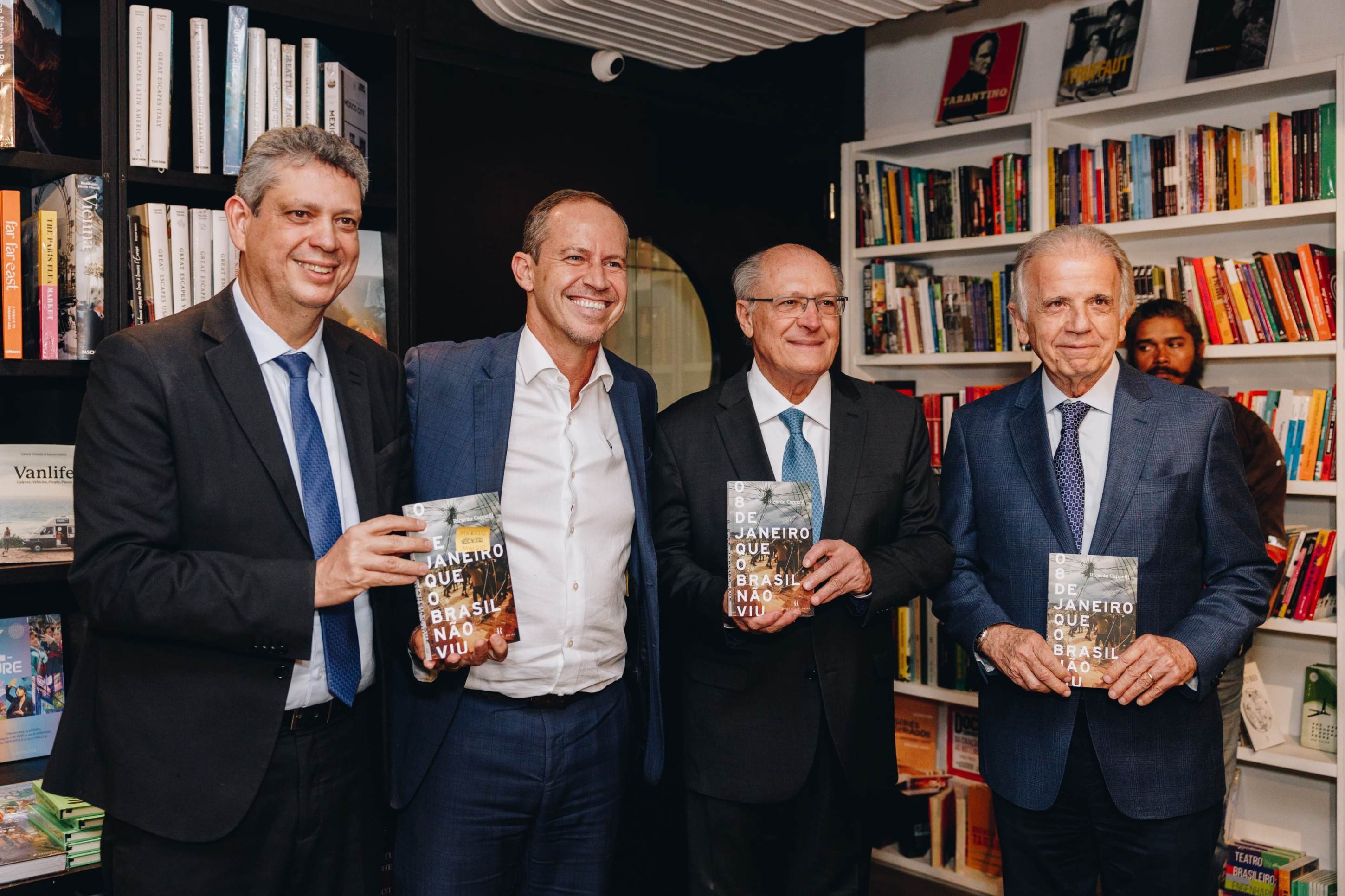 Autoridades prestigiam lançamento de livro de Ricardo Cappelli sobre o oito de janeiro