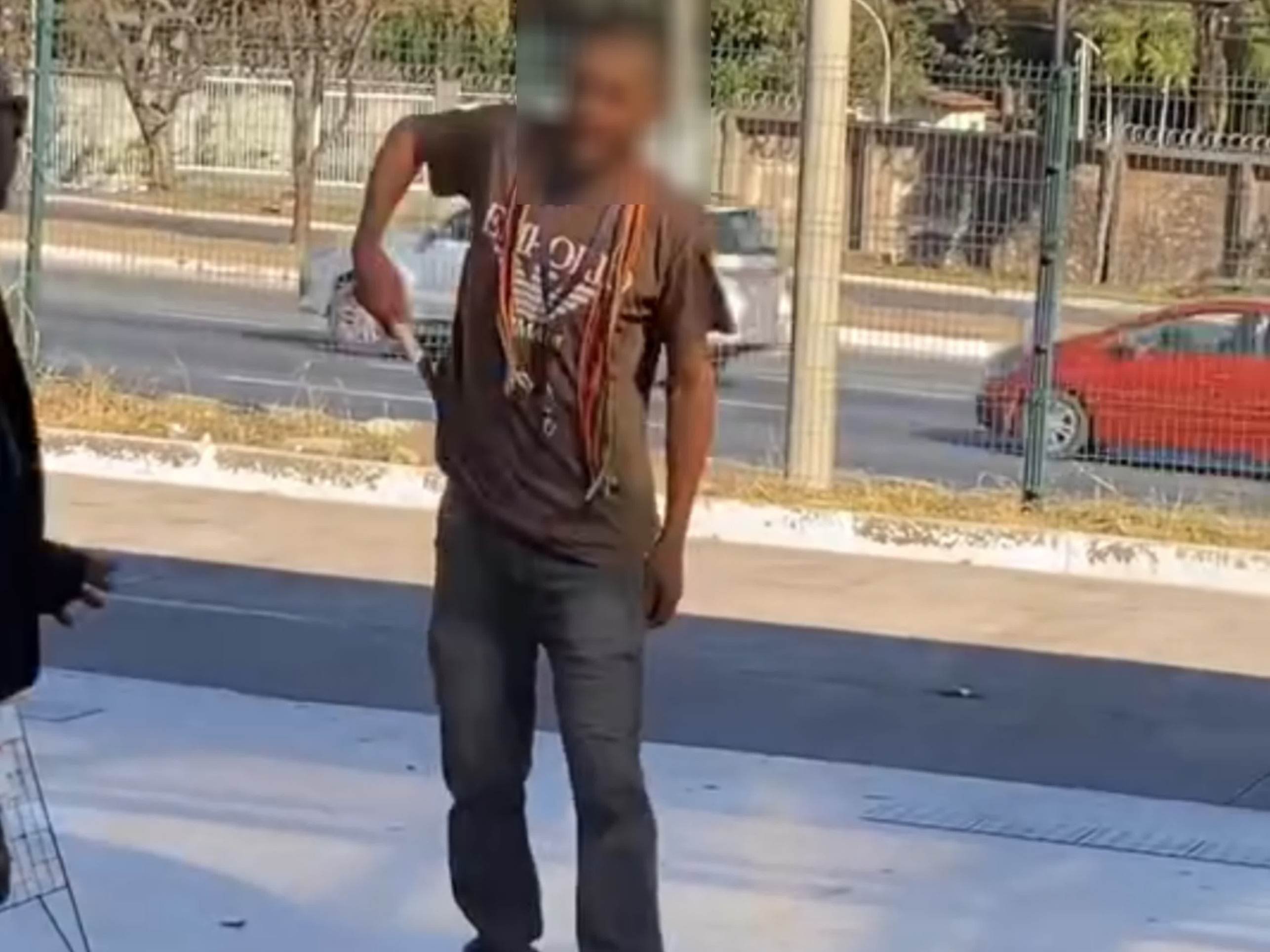 Vídeo: Homem é detido após ameaçar passageiros e segurança com faca no BRT