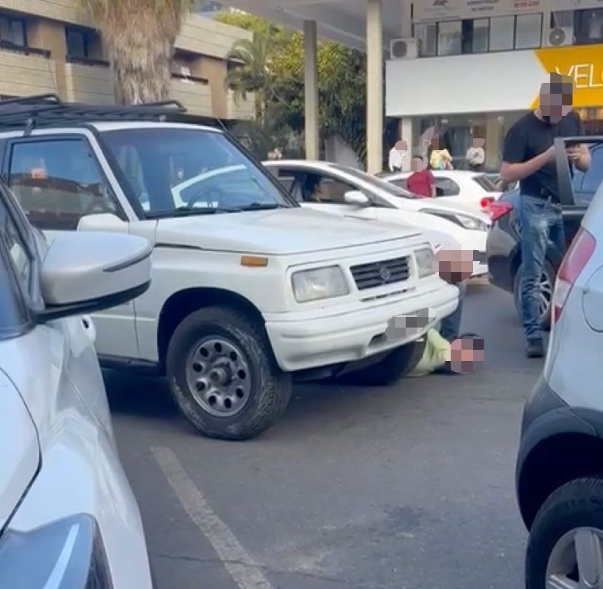 Polícia Civil imobiliza motorista e deixa criança de 5 anos sozinha no carro Polícia Civil imobiliza motorista e deixa criança de 5 anos sozinha no carro