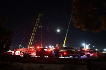 Veículos do Corpo de Bombeiros de Los Angeles são vistos no local do desabamento de um túnel em Wilmington, em Los Angeles, em 9 de julho de 2025       -  (crédito: Patrick T. Fallon/AFP)