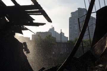 Esta fotografia mostra os danos em um edifício residencial após um grande ataque russo durante a noite em Kiev, em 10 de julho de 2025, em meio à invasão russa da Ucrânia       -  (crédito: OLEKSII FILIPPOV/AFP)