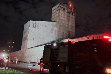 Trabalhador morre em incêndio em fábrica de fertilizantes na BR-O60 -  (crédito: Divulgação/Corpo de Bombeiros de Goiás)