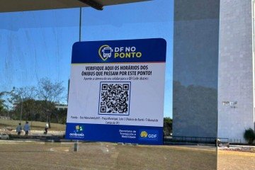 Cerca de 10 paradas no centro de Brasília receberam o QR code para testes
 -  (crédito: Leonardo Rodrigues )