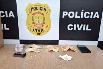 Com o homem foram encontradas 14 pedras de crack, uma porção de maconha e apreendidos R$ 215  -  (crédito: Divulgação/PCDF)