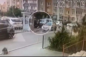Câmeras de segurança registraram momento em que agente de segurança ucraniano é morto a tiros em Kiev -  (crédito: Reprodução/Redes sociais)