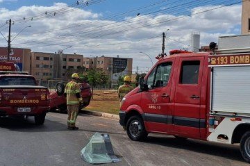 Carro capota e via é interditada no Riacho Fundo II -  (crédito: CBMDF)