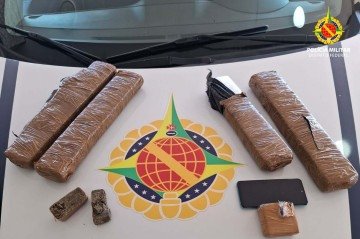 No compartimento de bagagem de mão, acima do assento da mulher, havia uma mochila preta que, segundo a PMDF, exalava um forte odor de maconha -  (crédito: PMDF)