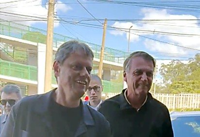 Nova visita de Tarcísio a Bolsonaro não tem data marcada. Governador pontua bem nas pesquisas eleitorais -  (crédito: Reprodução de vídeo) -Nova visita de Tarcísio a Bolsonaro não tem data marcada. Governador pontua bem nas pesquisas eleitorais -  (crédito: Reprodução de vídeo)