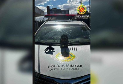 Ambas as mulheres e a arma de fogo foram encaminhadas à Delegacia Especial de Atendimento à Mulher II (DEAM II) -  (crédito: Divulgação/PMDF)