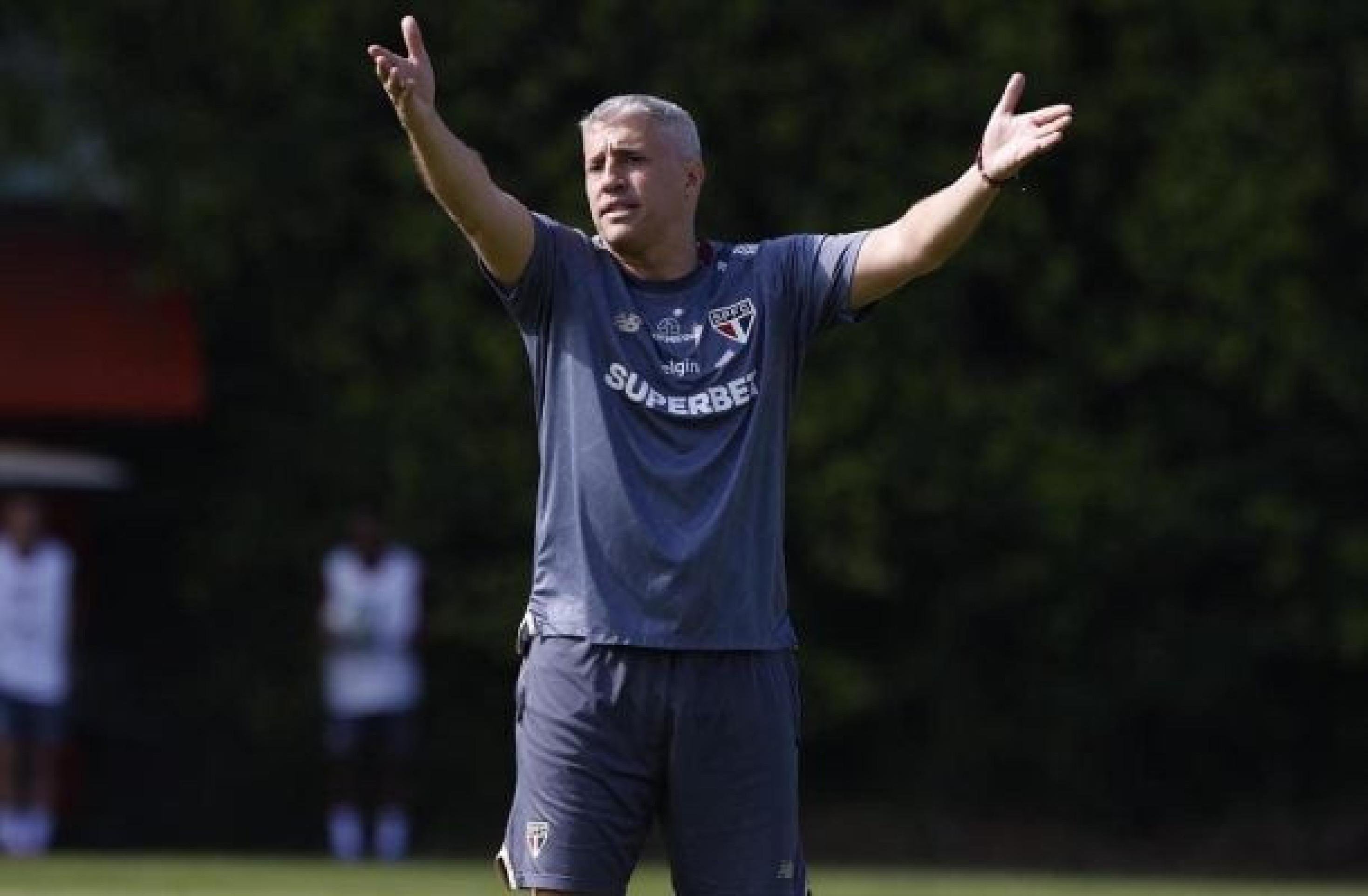 Crespo tem dúvida no ataque para definir o São Paulo contra o Flamengo