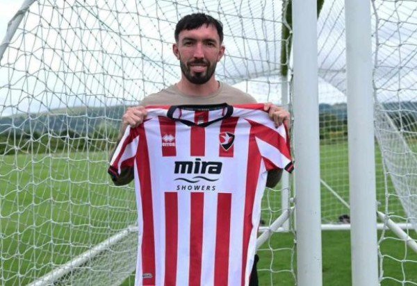 Foto: Divulgação / Cheltenham Town