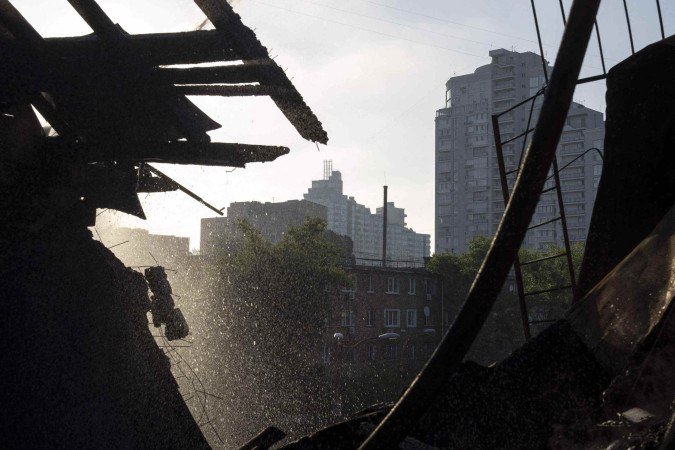 Esta fotografia mostra os danos em um edifício residencial após um grande ataque russo durante a noite em Kiev, em 10 de julho de 2025, em meio à invasão russa da Ucrânia       -  (crédito: OLEKSII FILIPPOV/AFP)