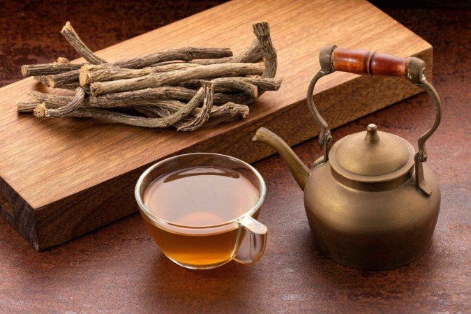 Chá de valeriana com raiz seca (Imagem: Luis Echeverri Urrea | Shutterstock) - (crédito: EdiCase) Chá de valeriana com raiz seca (Imagem: Luis Echeverri Urrea | Shutterstock) - (crédito: EdiCase)