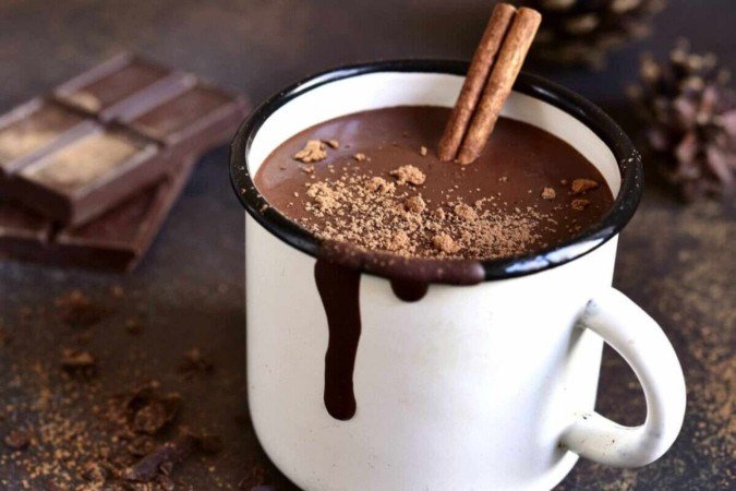 Chocolate quente com leite de amêndoas (Imagem: Liliya Kandrashevich | Shutterstock)
 -  (crédito: EdiCase)