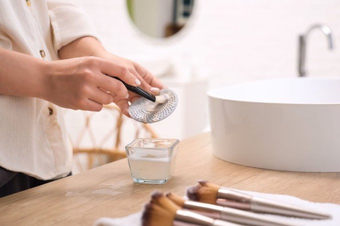 O cuidado com a limpeza dos produtos de maquiagem deve fazer parte da rotina (Imagem: Pixel-Shot | Shutterstock) - (crédito: EdiCase) O cuidado com a limpeza dos produtos de maquiagem deve fazer parte da rotina (Imagem: Pixel-Shot | Shutterstock) - (crédito: EdiCase)