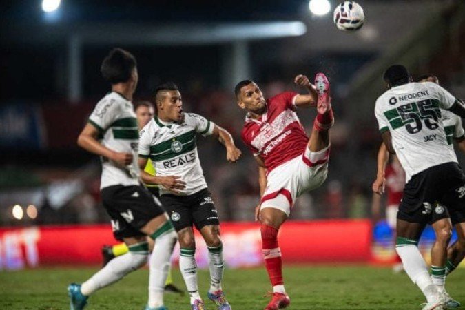 CRB e Coritiba mediram forças na noite desta quinta-feira (10), no Estádio Rei Pelé, em Maceió - (crédito: Foto: Francisco Cedrim / CRB ) CRB e Coritiba mediram forças na noite desta quinta-feira (10), no Estádio Rei Pelé, em Maceió - (crédito: Foto: Francisco Cedrim / CRB )