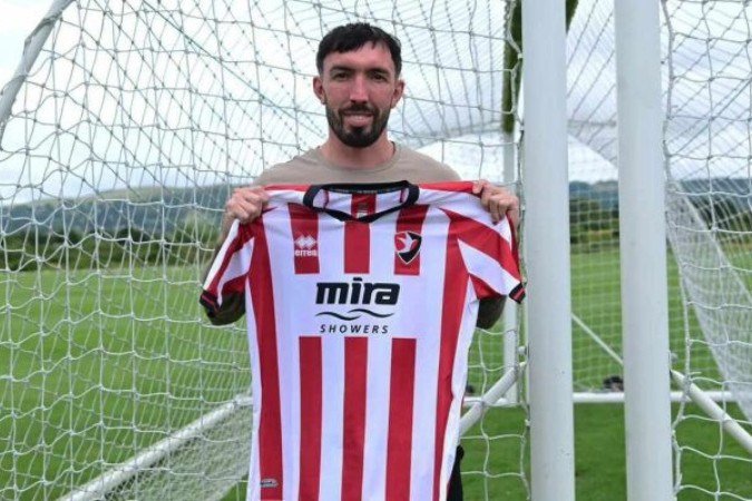 Ryan Bowman atuou pelo Cheltenham Town na temporada passada, na quarta divisão da Inglaterra -  (crédito: Foto: Divulgação / Cheltenham Town)
