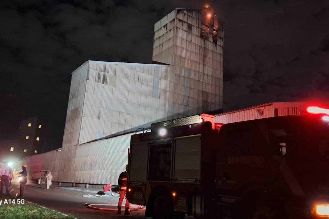 Trabalhador morre em incêndio em fábrica de fertilizantes na BR-O60 - (crédito: Divulgação/Corpo de Bombeiros de Goiás) Trabalhador morre em incêndio em fábrica de fertilizantes na BR-O60 - (crédito: Divulgação/Corpo de Bombeiros de Goiás)