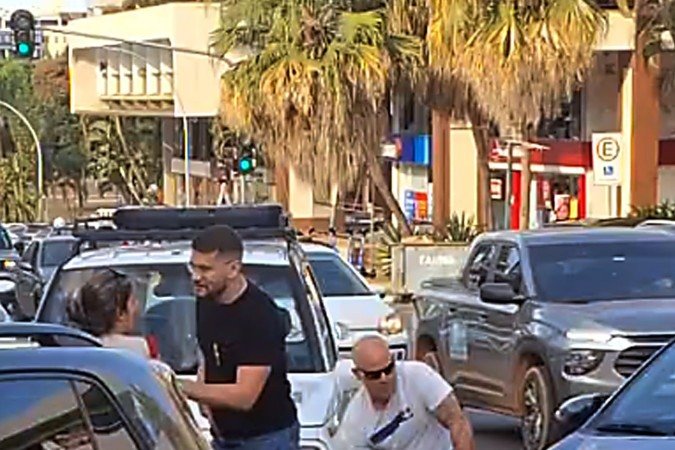 Gustavo Gonçalves Suppa e Victor Baracho Alves perseguiram, imobilizaram e agrediram o publicitário Diego Torres Machado -  (crédito:  Reprodução/Video Rede Sociais)