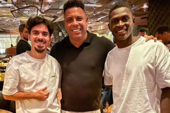 Vitinha (à esquerda) e Nuno Mendes tietaram Ronaldo em um restaurante nos Estados Unidos - (crédito: Foto: Redes Sociais/@vitinha) Vitinha (à esquerda) e Nuno Mendes tietaram Ronaldo em um restaurante nos Estados Unidos - (crédito: Foto: Redes Sociais/@vitinha)