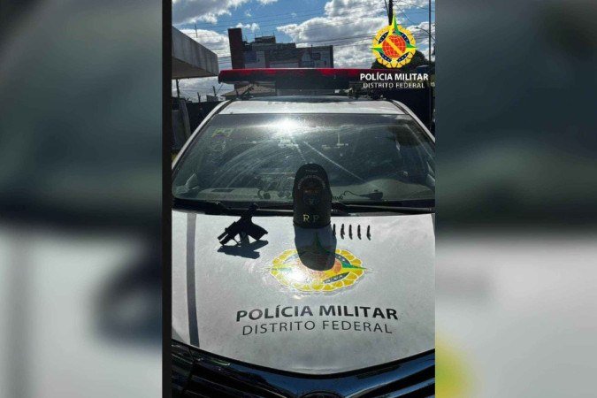 Ambas as mulheres e a arma de fogo foram encaminhadas à Delegacia Especial de Atendimento à Mulher II (DEAM II) -  (crédito: Divulgação/PMDF)