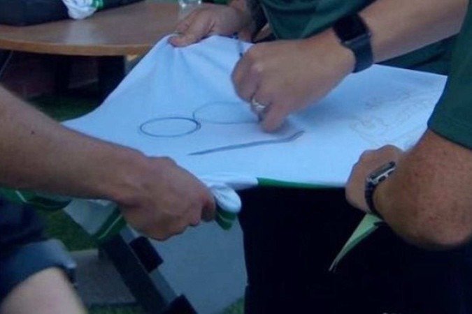 Camisa de Rory Holden, do The New Saints (Gales), teve de ser improvisada - (crédito: Reprodução / Instagram) Camisa de Rory Holden, do The New Saints (Gales), teve de ser improvisada - (crédito: Reprodução / Instagram)