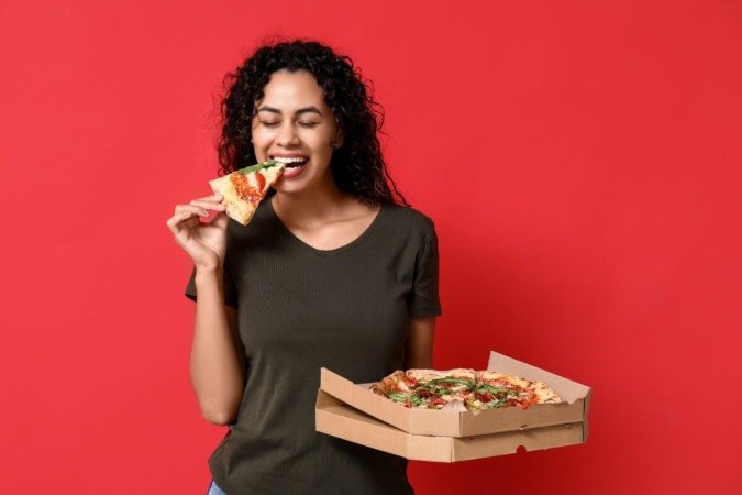 É possível se deliciar com uma boa fatia de pizza sem colocar a dieta ou a saúde em risco (Imagem: Pixel-Shot | Shutterstock) - (crédito: EdiCase) É possível se deliciar com uma boa fatia de pizza sem colocar a dieta ou a saúde em risco (Imagem: Pixel-Shot | Shutterstock) - (crédito: EdiCase)