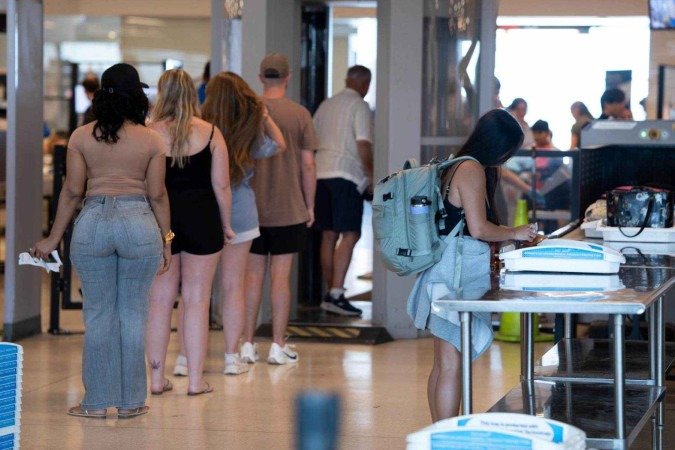 Adeus, sapatos na esteira! Mudança na segurança dos aeroportos americanos entrou em vigor este mês - (crédito: Uai Turismo) Adeus, sapatos na esteira! Mudança na segurança dos aeroportos americanos entrou em vigor este mês - (crédito: Uai Turismo)