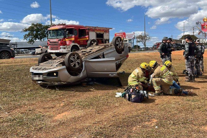 O motorista, de 50 anos, estava consciente e orientado, mas se queixava de dores na mão e no braço esquerdo, além de um sangramento no ouvido. -  (crédito: CBMDF)