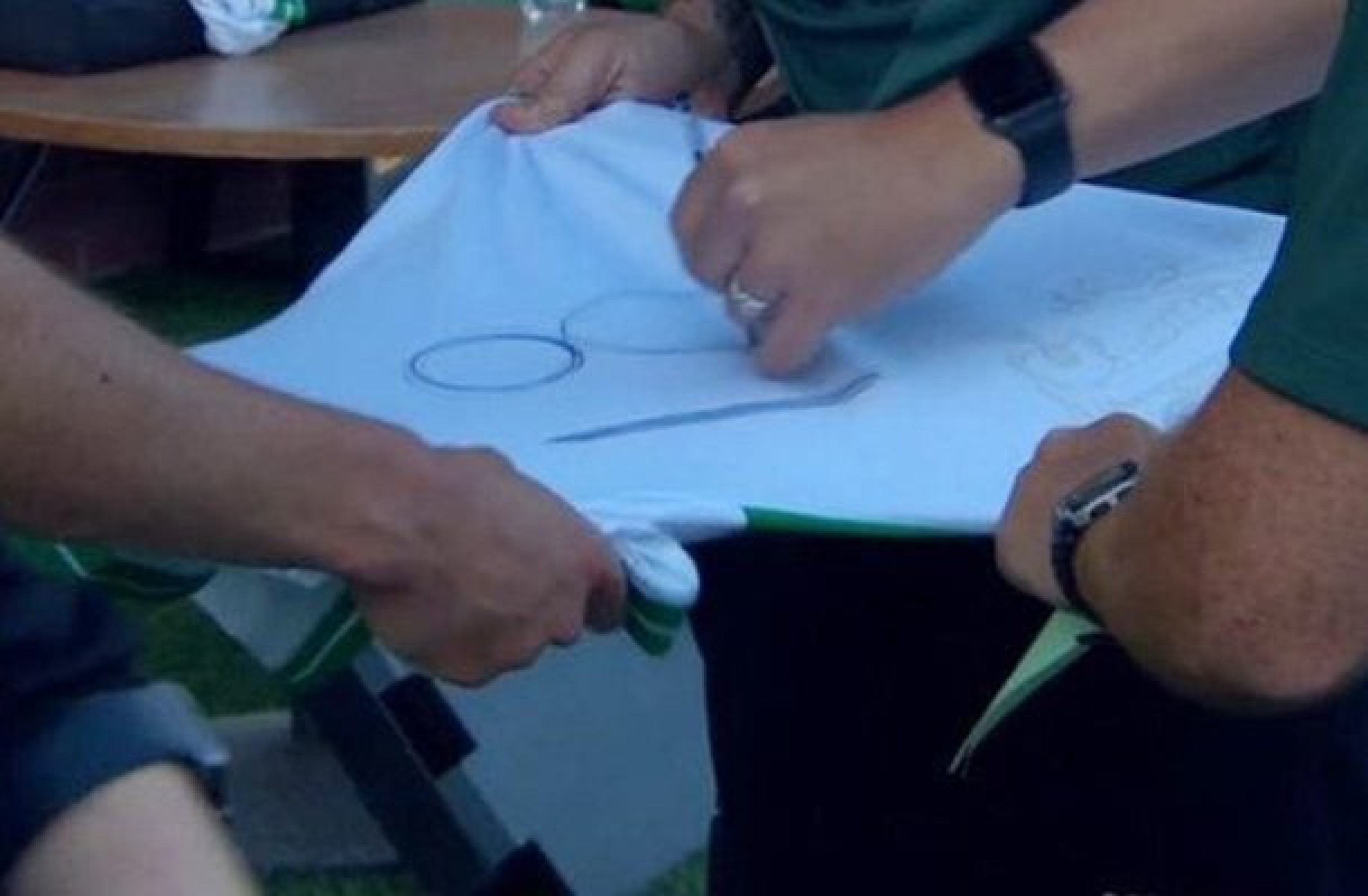 Bizarro! Jogador é obrigado a usar camisa com número escrito à caneta