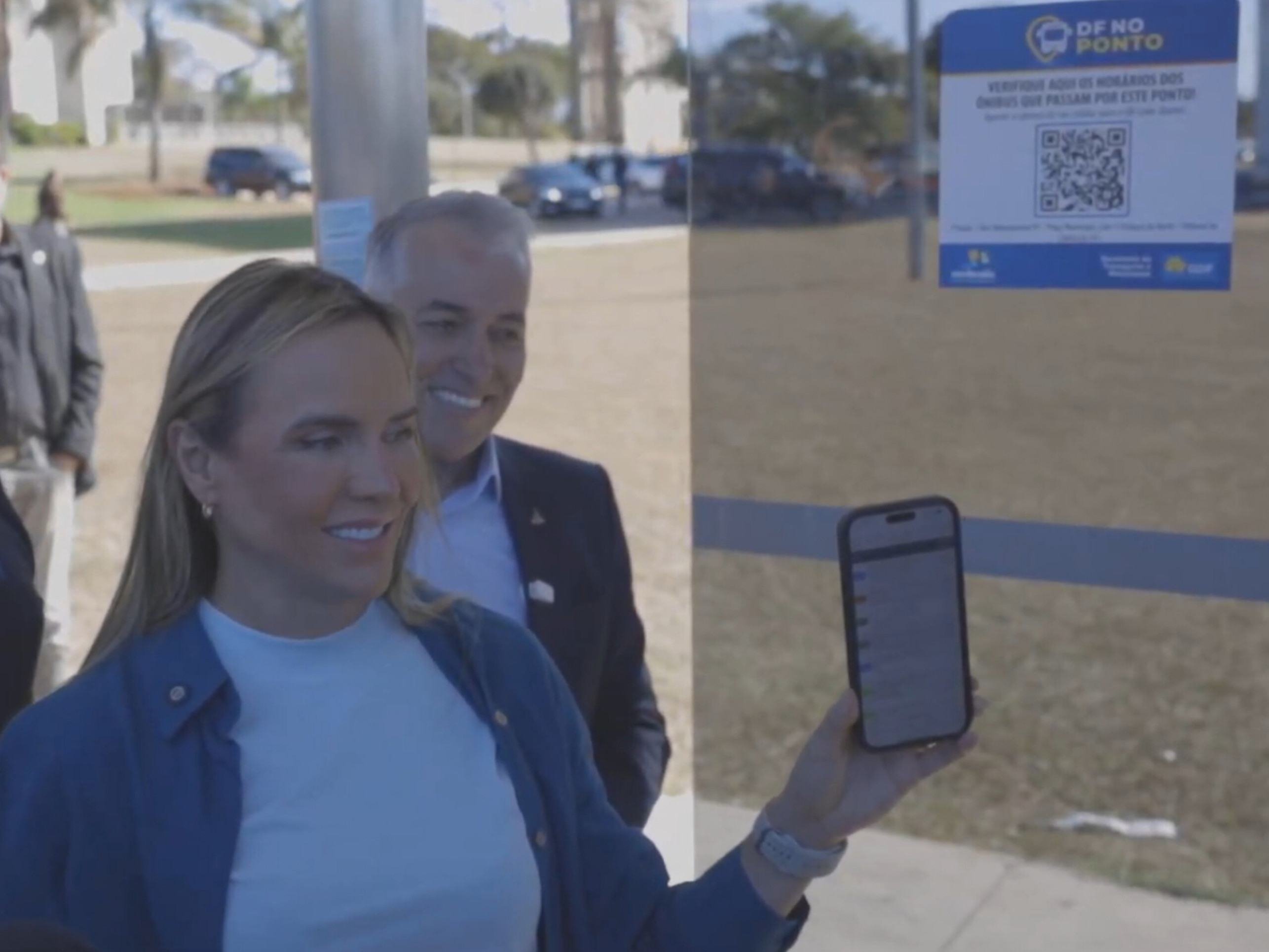 Celina Leão testa QR Code colado na parada de ônibus do Buriti