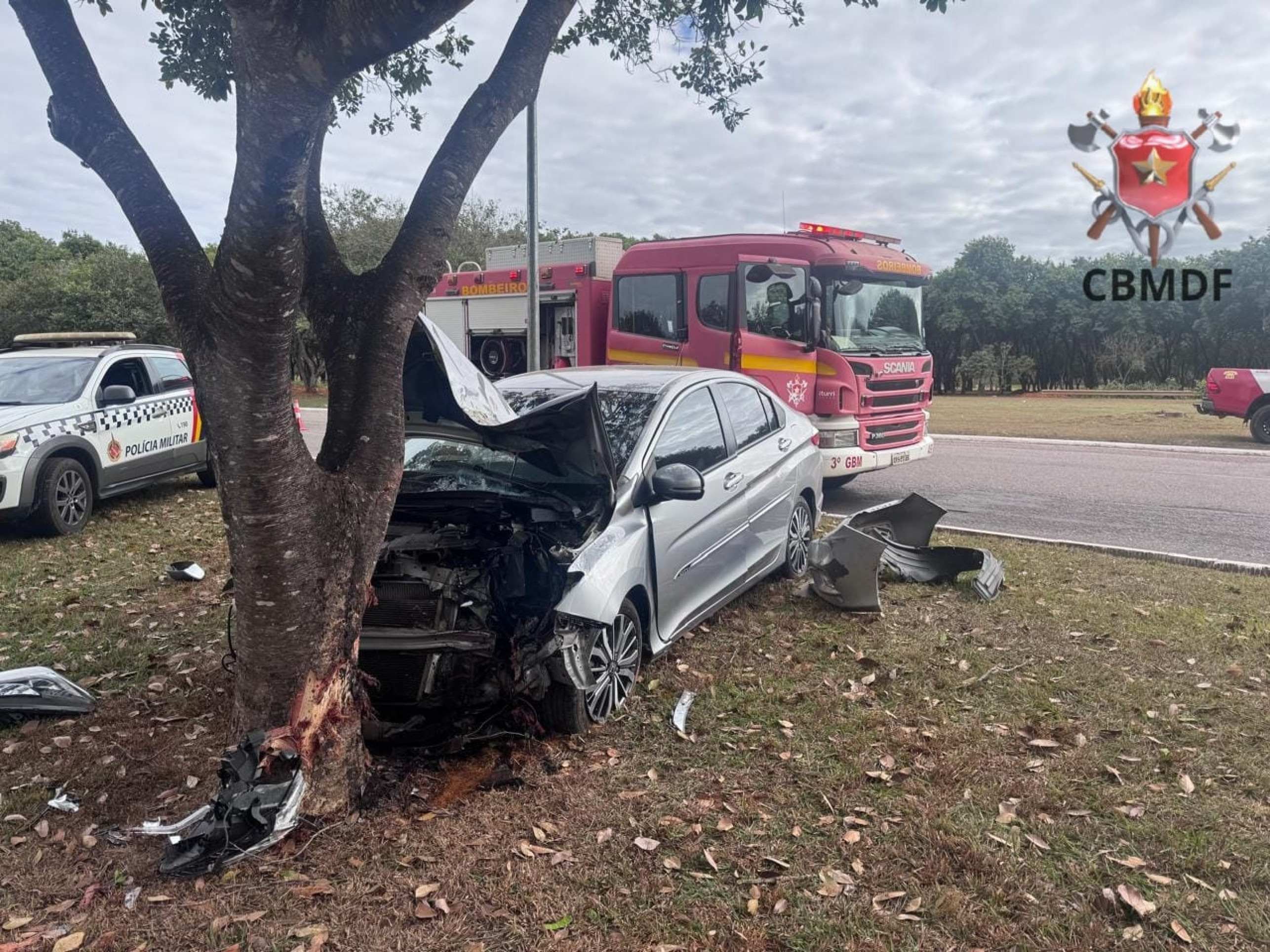 Carro colide com árvore na Saída Sul e motorista é encaminhado ao hospital
