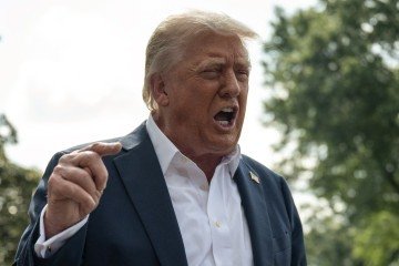 O presidente dos EUA, Donald Trump, fala à imprensa antes de embarcar no Marine One no gramado sul da Casa Branca, em Washington, D.C., em 11 de julho de 2025       -  (crédito: ANDREW CABALLERO-REYNOLDS/AFP)