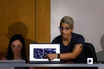 Mariana Marins, irmã de Juliana, esclarece o acidente durante coletiva de imprensa concedida pela família     -  (crédito: Tânia Rêgo/Agência Brasil)