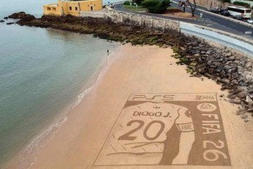Diogo Jota foi homenageado por artista português em uma praia em Oeiras -  (crédito: Reprodução / Instagram)