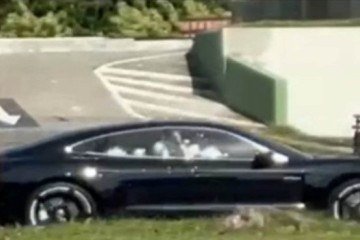 Porsche de Vinicius Drumond foi alvejada em avenida da Barra da Tijuca, no Rio de Janeiro -  (crédito: Reprodução/X)