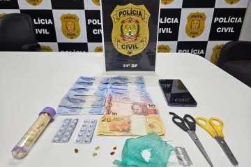 No brechó de fachada, os policiais encontraram porções de crack, cocaína, medicamentos de uso controlado, dinheiro trocado e utensílios utilizados na manipulação e distribuição de entorpecentes -  (crédito: Divulgação/PCDF)