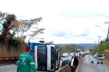 O motorista não ficou ferido, mas ocorreu vazamento de óleo diesel, o que resultou nas vias fechadas. -  (crédito: Material cedido ao Correio)