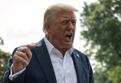 O presidente dos EUA, Donald Trump, fala à imprensa antes de embarcar no Marine One no gramado sul da Casa Branca, em Washington, D.C., em 11 de julho de 2025       -  (crédito: ANDREW CABALLERO-REYNOLDS/AFP)