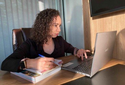 Suyany Silva, 27 anos, encara sua primeira experiência com concursos públicos ao se preparar para a Prova Nacional Docente. Com dedicação e amor pela educação pública, ela aposta na PND como porta de entrada para transformar vidas dentro da sala de aula - (crédito: Cedido ao Correio ) Suyany Silva, 27 anos, encara sua primeira experiência com concursos públicos ao se preparar para a Prova Nacional Docente. Com dedicação e amor pela educação pública, ela aposta na PND como porta de entrada para transformar vidas dentro da sala de aula - (crédito: Cedido ao Correio )