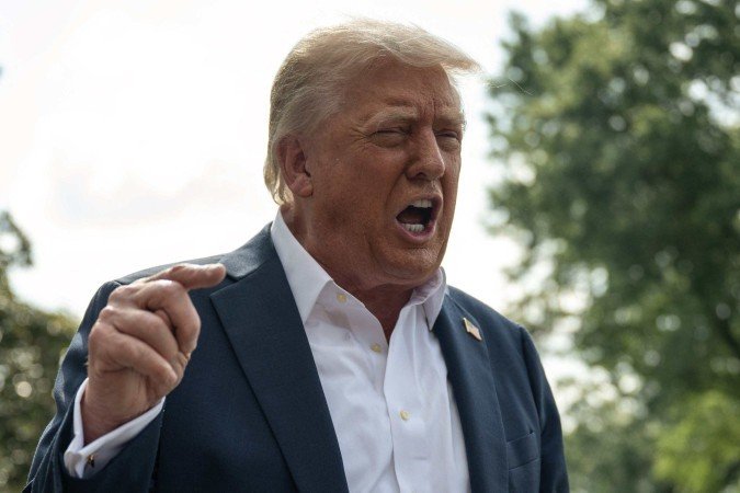 O presidente dos EUA, Donald Trump, fala à imprensa antes de embarcar no Marine One no gramado sul da Casa Branca, em Washington, D.C., em 11 de julho de 2025 - (crédito: ANDREW CABALLERO-REYNOLDS/AFP) O presidente dos EUA, Donald Trump, fala à imprensa antes de embarcar no Marine One no gramado sul da Casa Branca, em Washington, D.C., em 11 de julho de 2025 - (crédito: ANDREW CABALLERO-REYNOLDS/AFP)