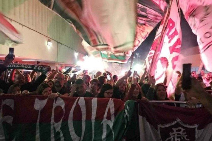 Torcida do Fluminense recepcionou o time no desembarque no Rio de Janeiro - (crédito: Foto: Reprodução) Torcida do Fluminense recepcionou o time no desembarque no Rio de Janeiro - (crédito: Foto: Reprodução)