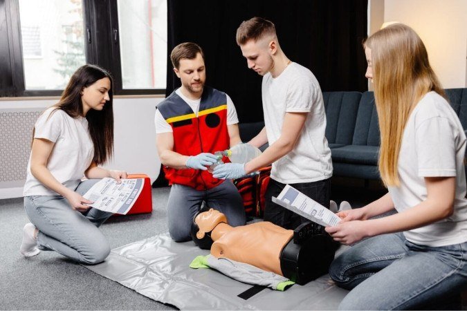 Saber como agir em casos de emergência é essencial para salvar vidas (Imagem: Karkhut | Shutterstock) -  (crédito: EdiCase)