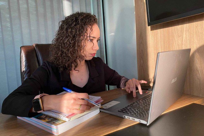 Suyany Silva, 27 anos, encara sua primeira experiência com concursos públicos ao se preparar para a Prova Nacional Docente. Com dedicação e amor pela educação pública, ela aposta na PND como porta de entrada para transformar vidas dentro da sala de aula - (crédito: Cedido ao Correio ) Suyany Silva, 27 anos, encara sua primeira experiência com concursos públicos ao se preparar para a Prova Nacional Docente. Com dedicação e amor pela educação pública, ela aposta na PND como porta de entrada para transformar vidas dentro da sala de aula - (crédito: Cedido ao Correio )