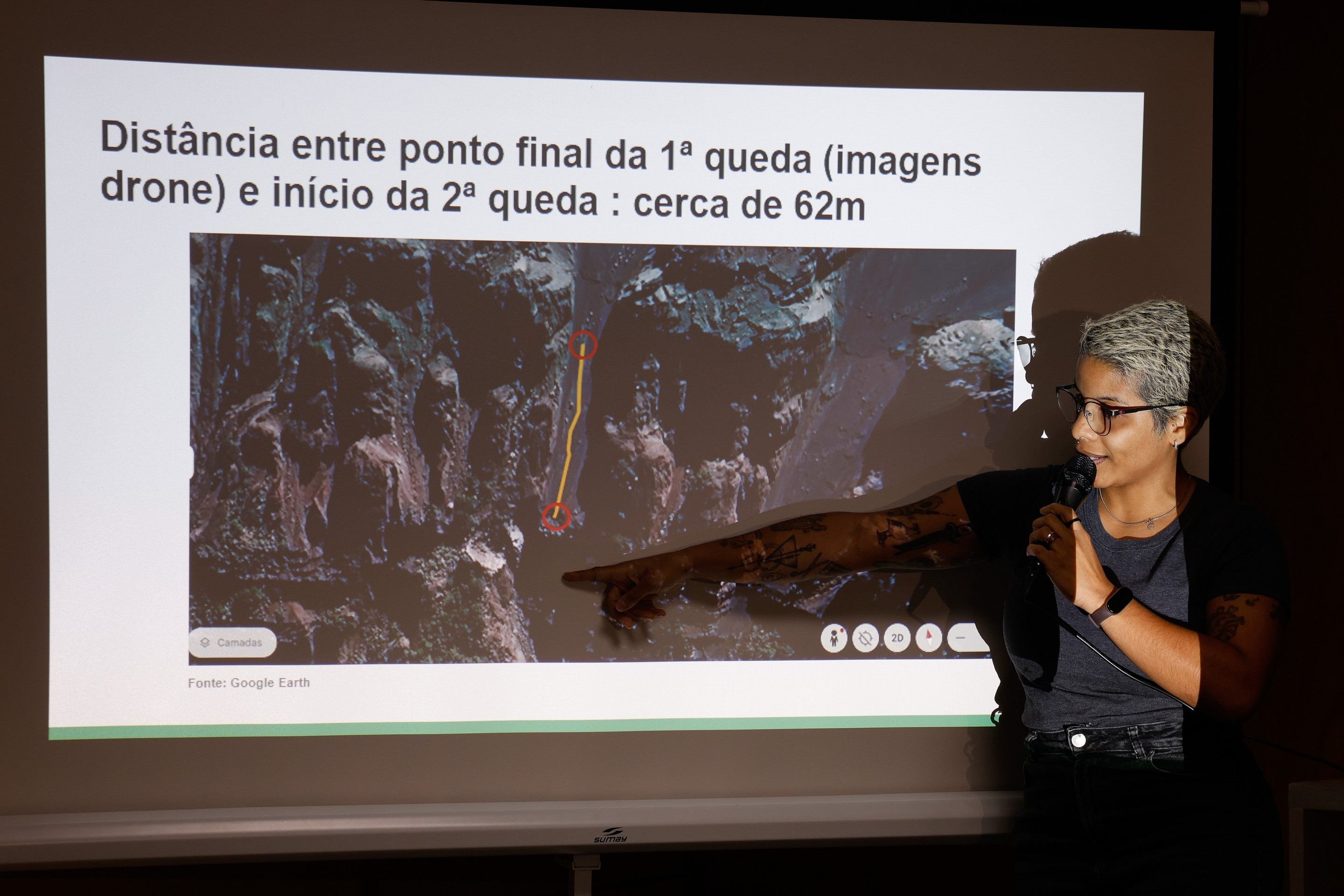 Mariana Marins, irmã de Juliana, esclarece o acidente durante coletiva de imprensa concedida pela família    
