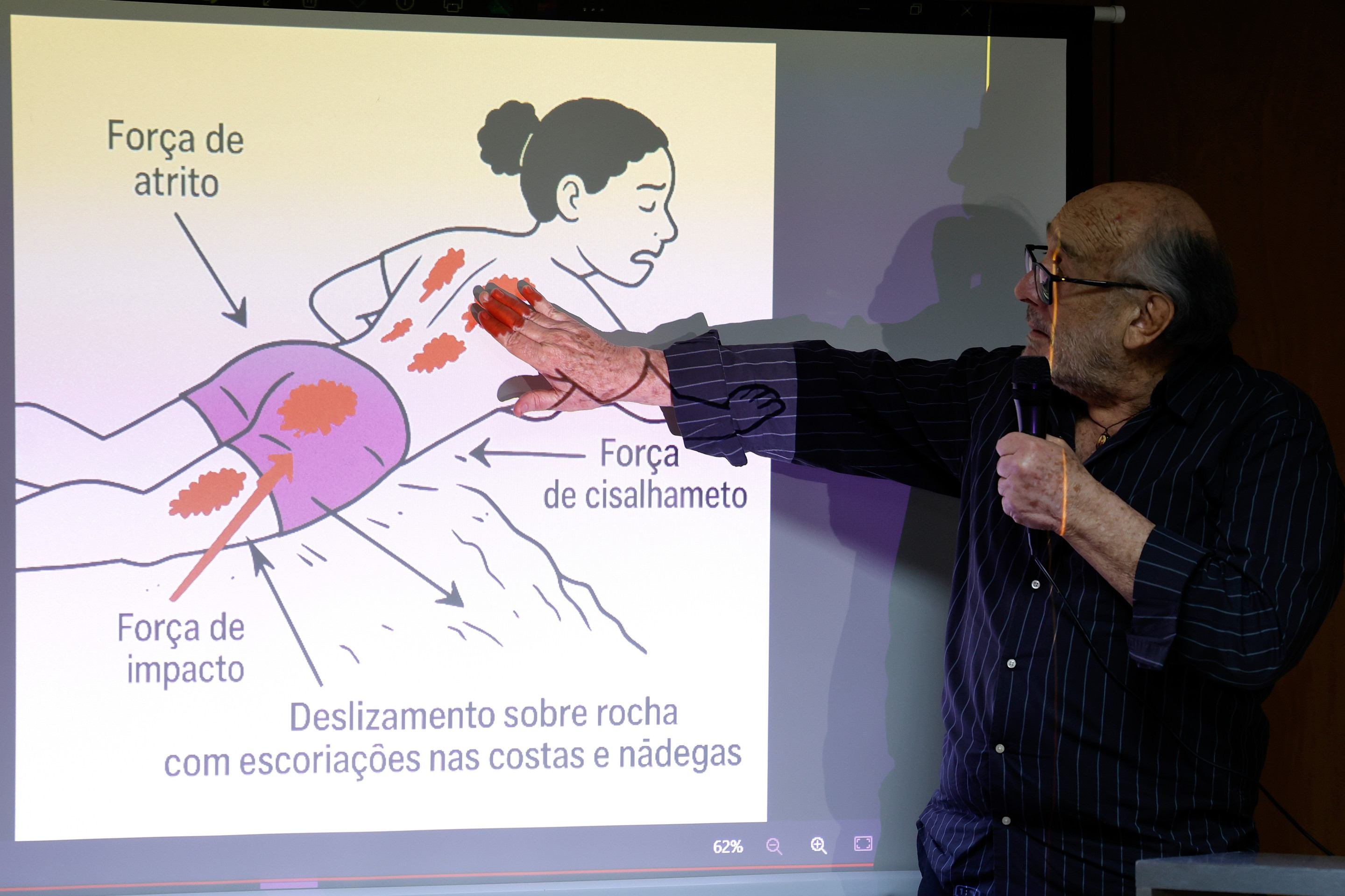 Perito Nelson Massini explica laudo produzido no Brasil durante coletiva de imprensa concedida pela família de Juliana Marins        