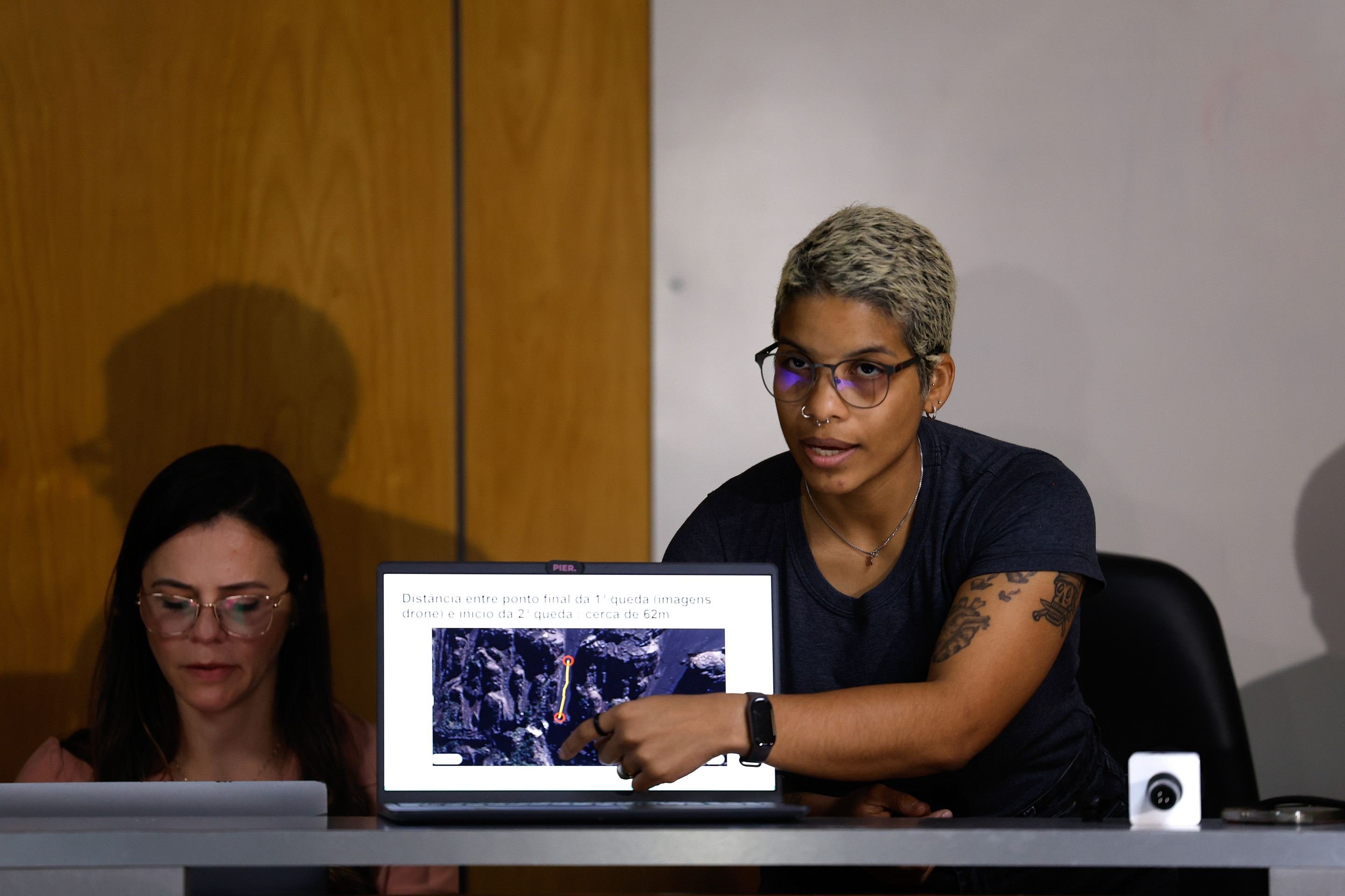 Mariana Marins, irmã de Juliana, esclarece o acidente durante coletiva de imprensa concedida pela família    