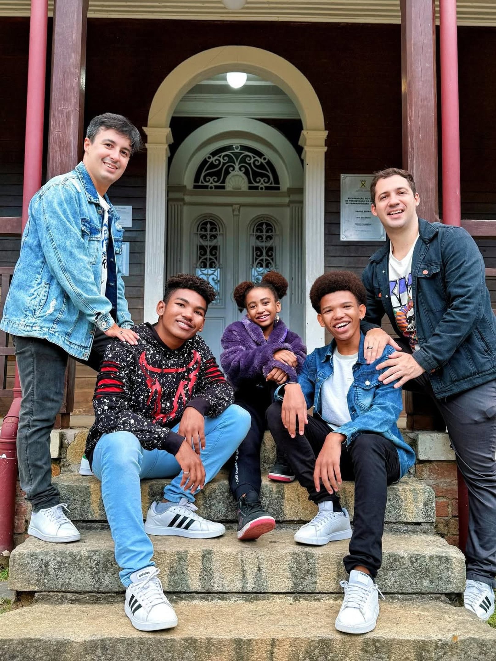 Para Carlos Ruiz e Lucas Monteiro, ser pais sempre foi um desejo, e a adoção foi o que mais tocou o coração do casal