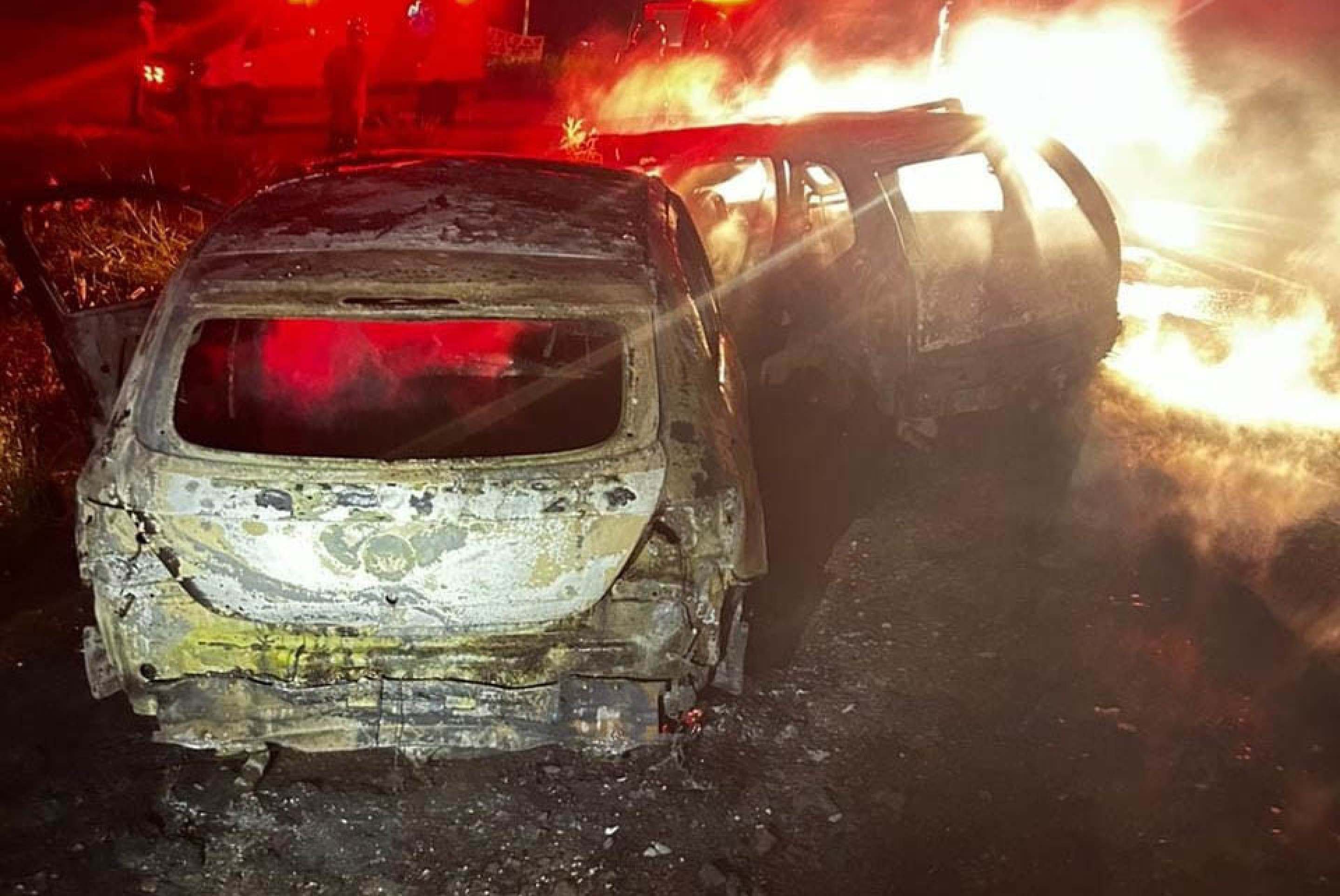  Acidente gera incêndio e mata duas pessoas em Brazlândia. Bombeiros encontram um corpo ao solo e outro carbonizado dentro de veículo após grave acidente na BR-080 que incendiou automóveis.